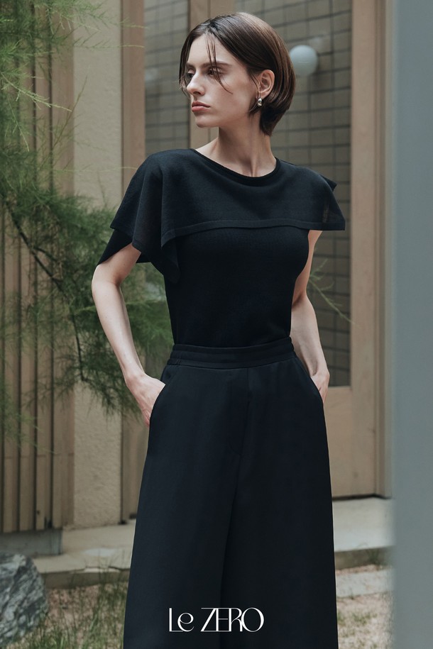 르제로 썸머 플로우 케이프 니트는 우아하고 미니멀한 스타일을 연출하는 여성 상의입니다. 블랙 컬러의 민소매 디자인으로, 린넨, 아크릴, 레이온, 폴리에스테르 혼방 소재를 사용하여 여름철에도 시원하고 편안하게 착용할 수 있습니다. 라운드넥과 릴랙스 핏으로 자연스러운 실루엣을 선사하며, 비대칭 테이프 디테일과 레이어드 테이프 장식이 특징입니다.
