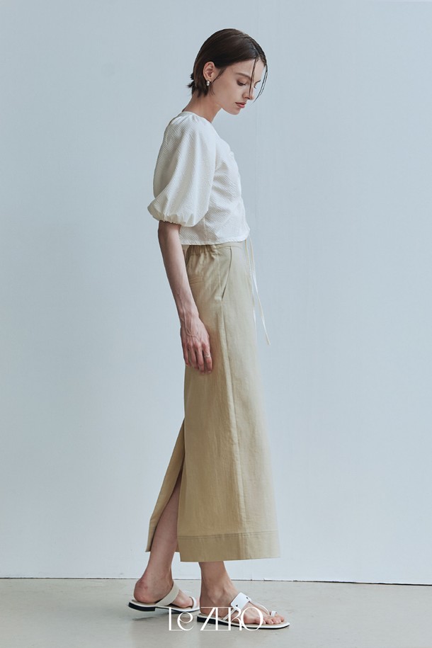 르제로 스티치 롱 스커트 / 베이지는 여름에 어울리는 여성 롱스커트입니다. 베이직하고 미니멀한 디자인으로 면, 나일론, 스판덱스 혼방 소재의 부드러운 촉감과 릴랙스 핏이 편안함을 선사합니다. H라인 핏에 무지 패턴, 슬릿 디테일, 톤온톤 스티치, 자연스러운 드레이프가 특징이며, 비침 없이 중간 두께감으로 제작되었습니다.
