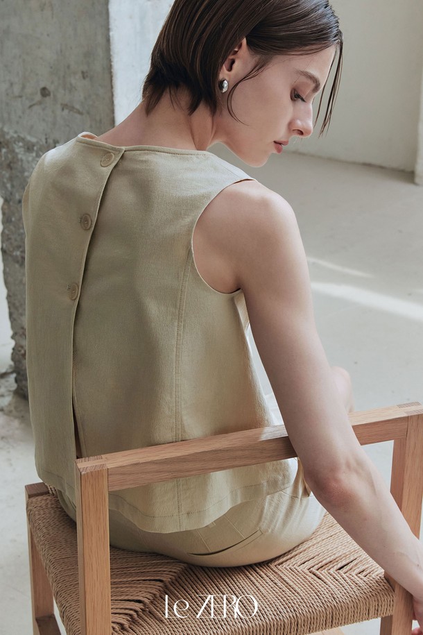 르제로 스티치 스퀘어 넥 슬리브리스는 우아하고 미니멀한 스타일을 연출해 주는 여성 상의입니다. 베이지 컬러에 톤온톤 스티치 디테일이 더해져 은은한 포인트를 주고, 앞면 펜던트와 뒷면 3개의 버튼 디테일이 여성스러운 무드를 자아냅니다. 면, 나일론, 스판덱스 혼방 소재로 제작되어 봄, 여름철 릴랙스 핏으로 편안하게 착용 가능하며, 플레어 밑단과 깔끔한 봉제로 세련된 실루엣을 완성합니다.
