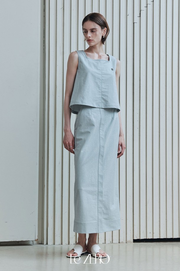 르제로 스티치 스퀘어 넥 슬리브리스는 미니멀하고 베이직한 스타일의 여성 여름 의류입니다. 면, 나일론, 스판덱스 혼방 소재로 제작되어 릴랙스 핏과 뛰어난 신축성을 제공하며, 적당한 두께감으로 편안한 착용감을 선사합니다. 스퀘어 넥 라인과 톤온톤 스티치, 전면 펜던트 장식, 후면 버튼 디테일, 자연스러운 슬릿으로 포인트를 더한 블루 컬러의 슬리브리스입니다.
