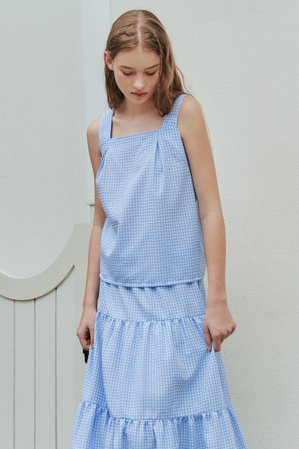 블루 컬러의 시원한 분위기를 연출하는 블루벨 체크 나시입니다. 가볍고 통기성이 좋은 폴리에스테르와 면 혼방 소재로 제작되어 여름철에도 쾌적하게 착용할 수 있습니다. 레귤러핏에 스퀘어넥 디자인, 전면 핀턱 디테일과 후면 밴딩, 옆면 지퍼를 더해 편안함과 스타일을 동시에 잡았습니다.
