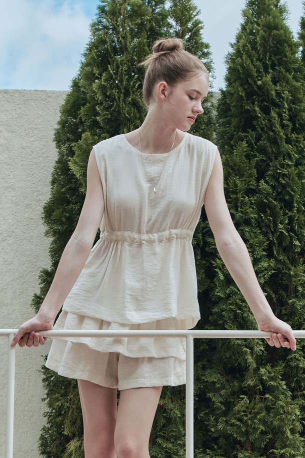 허리 전체 밴딩과 스트링으로 편안한 착용감을 선사하는 레이어드 팬츠 스커트입니다. 시원한 레이온, 나일론, 린넨 혼방 소재로 제작되어 여름철에도 쾌적하게 착용 가능하며, A라인 루즈핏 실루엣과 중간 기장으로 다리 라인을 커버해 줍니다. 아이보리 컬러의 무지 디자인에 바지 레이어드로 캐주얼한 스타일을 연출해 보세요.
