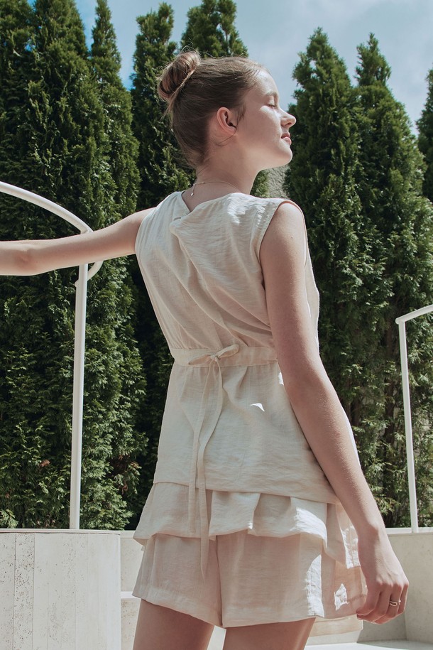 부드러운 촉감의 아이보리 컬러 리본 포인트 슬리브리스 블라우스입니다. 레이온, 나일론, 린넨 혼방 소재로 제작되어 여름에도 시원하게 착용 가능하며, 우아한 스타일을 연출합니다. 라운드넥과 민소매 디자인에 뒷면 리본 및 스트링 디테일이 더해져 여성스러운 매력을 더하고, 약간의 신축성으로 편안한 착용감을 선사합니다.
