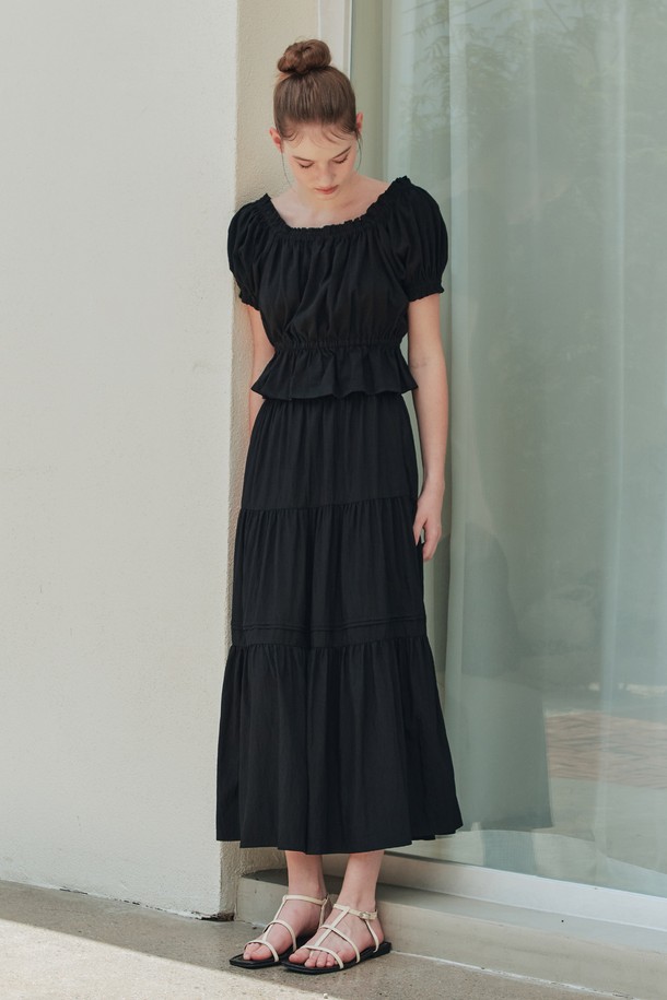 세련된 스타일을 연출해 줄 수플레 셔링 블라우스입니다. 부드러운 면 소재에 블랙 컬러, 슬림핏으로 우아하고 페미닌한 분위기를 선사하며, 오프숄더 네크라인과 퍼프 소매, 셔링 디테일이 여성스러운 실루엣을 강조합니다. 시원한 착용감과 백 리본 디테일, 스트라이프 패턴의 조화로 봄, 여름 데일리룩에 포인트를 더해보세요.
