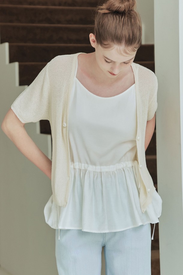 아이보리 컬러의 여성용 리본 셔링 슬리브리스입니다. 비스코스, 나일론, 텐셀 혼방 소재로 부드러운 촉감을 자랑하며, 봄, 여름에 시원하게 착용하기 좋습니다. 라운드넥, 루즈핏, 민소매 디자인으로 우아한 무드를 연출하며, 허리라인 플레어 디자인과 양옆의 리본 셔링 디테일이 특징입니다. 얇은 두께감과 앞면 긴 이너 라이닝으로 편안함과 스타일을 동시에 갖춘 데일리 상의입니다.
