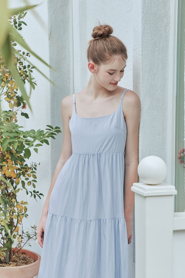 싱그러운 여름을 담은 [2컬러] 선샤인 캉캉 원피스입니다. 블루와 그린 두 가지 색상으로 만나볼 수 있으며, 가볍고 시원한 레이온, 나일론, 폴리에스터 혼방 소재로 제작되어 데일리룩부터 휴가지 패션까지 다양하게 활용하기 좋습니다. A라인 플레어 핏과 캉캉 치마 디자인, 민소매 스트랩, 사이드 지퍼, 사이드 포켓, 안감을 더해 편안함과 우아함을 동시에 선사합니다(신축성 없음, 비침 없음).
