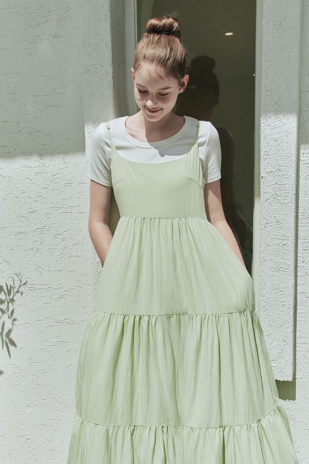 싱그러운 여름을 담은 [2컬러] 선샤인 캉캉 원피스를 만나보세요. 부드러운 레이온, 나일론, 폴리에스터 혼방 소재로 제작되어 편안한 착용감을 선사하며, 캉캉 디자인과 플레어 핏이 우아한 실루엣을 연출합니다. 시원한 민소매 스트랩 스타일과 양쪽 포켓, 사이드 지퍼 디테일로 실용성을 더하여 데일리룩 또는 휴가지에서 돋보이는 스타일을 완성해 보세요.
