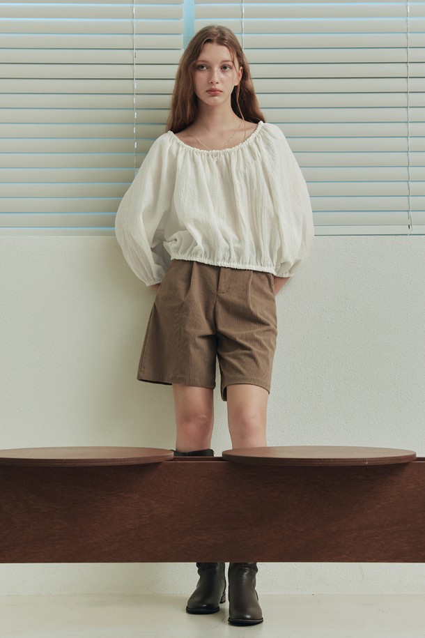 블리스 셔링 블라우스 / 크림은 여성 의류로, 봄과 여름에 어울리는 우아하고 베이직한 스타일의 블라우스입니다. 텐셀과 나일론 혼방 소재로 제작되어 부드러운 촉감을 선사하며 얇은 두께감으로 편안하게 착용할 수 있습니다. 래글런 어깨라인과 볼륨 소매, 넥라인 및 밑단 밴딩, 후면 리본 디테일이 특징이며, 라운드넥과 루즈핏으로 디자인되었습니다. 일상, 데이트룩, 카페룩, 모임룩 등 다양한 TPO에 활용 가능하며, 클래식, 미니멀, 로맨틱 스타일을 연출하기 좋습니다. 특히, 비침이 있어 은은한 멋을 더합니다.
