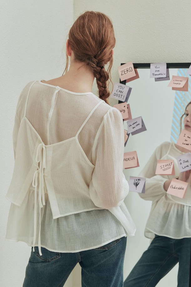 비올라 레이어드 블라우스 / 아이보리는 우아하고 페미닌한 무드를 연출하는 여성 블라우스입니다. 얇은 두께감의 텐셀과 나일론 혼방 소재로 제작되어 부드러운 촉감을 선사하며, 봄, 여름 시즌에 착용하기 좋습니다. 라운드넥에 긴 소매, 레귤러핏으로 디자인되었으며, 버스티에 레이어드 스타일과 소매 밴드, 이중 리본 디테일이 특징입니다. 앞뒤 양면 착용 및 버스티에 단독 착용이 가능하여 다양한 스타일을 연출할 수 있습니다. 데이트룩, 카페룩, 모임룩 등 다양한 TPO에 맞춰 클래식, 미니멀, 로맨틱 스타일을 즐겨보세요.
