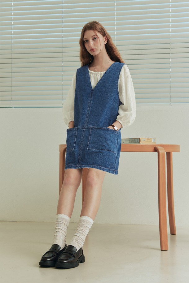 산뜻한 블루 컬러의 스티치 브이넥 데님 원피스입니다. 캐주얼하고 베이직한 스타일로 봄, 가을에 활용하기 좋습니다. 세미 A라인 핏으로 편안하면서도 여성스러운 실루엣을 연출하며, 절개 라인 포켓 디테일로 실용성을 더했습니다. 브라운 컬러 스티치 봉제와 후면 넥 아래 가죽 패치가 포인트입니다. 레이어드 스타일링으로 다양한 분위기를 연출할 수 있으며, 동네 마실룩이나 데이트룩으로도 좋습니다.
