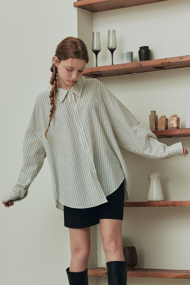"하디 루즈핏 스트라이프 셔츠 / 아이보리"는 데일리룩과 오피스룩에 적합한 여성 셔츠입니다. 봄, 여름 시즌에 어울리는 이 셔츠는 모던한 스타일을 연출하며, 칼라넥과 긴소매 디자인으로 깔끔한 느낌을 줍니다. 부드러운 면과 폴리에스테르 혼방의 시어서커 원단으로 제작되어 가볍고 통기성이 뛰어나며, 뒷넥 스트랩으로 리본 연출이 가능합니다. 루즈핏 실루엣으로 편안하게 착용할 수 있으며, 약간의 비침이 있을 수 있습니다. 미니멀하고 클래식한 스타일을 선호하는 분들께 추천합니다.
