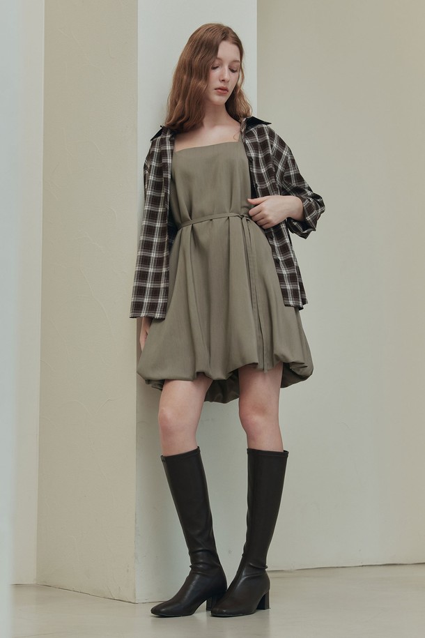 모카무스 컬러의 벌룬 원피스입니다. 부드러운 비스코스, 레이온, 폴리에스테르 혼방 소재로 제작되어 봄, 여름 계절에 시원하게 착용할 수 있습니다. 스위트하트넥과 민소매 디자인이 우아한 분위기를 연출하며, 루즈핏으로 편안한 착용감을 선사합니다. 허리 스트랩 조절이 가능하여 다양한 스타일링을 시도할 수 있으며, 사이드 지퍼와 안감으로 편의성을 더했습니다. 데이트룩, 카페룩, 여행룩 등 TPO에 맞춰 클래식, 로맨틱, 미니멀한 스타일을 연출해보세요.
