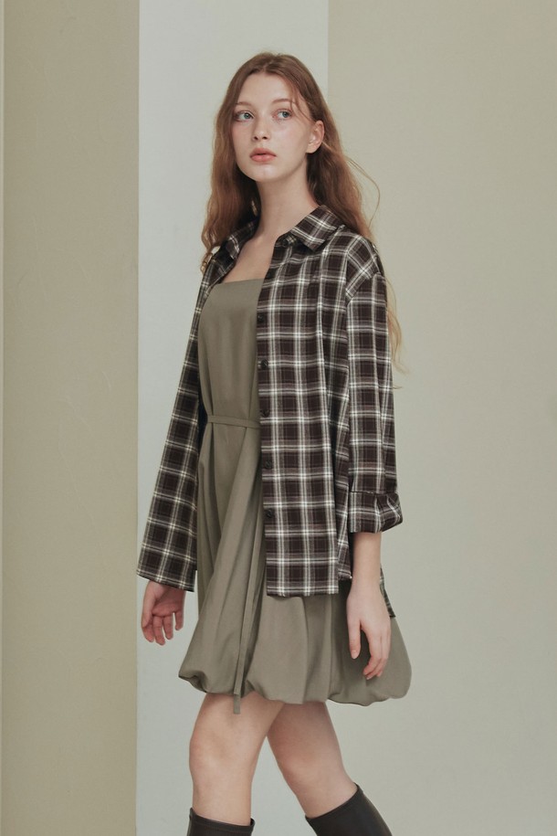 코코넛 뒷 절개 셔츠 / 브라운은 부드러운 촉감이 특징인 여성용 셔츠입니다. 텐셀, 레이온, 스판덱스 혼방 소재로 제작되었으며, 봄, 여름에 착용하기 좋습니다. 루즈핏에 긴소매, 라운드넥 디자인으로 캐주얼한 스타일을 연출하며, 뒷면에 절개 디테일이 포인트입니다. 단독 또는 이너 레이어드로 다양한 스타일을 소화할 수 있으며, 데이트룩, 카페룩, 쇼핑룩에 잘 어울립니다. 체크 패턴의 브라운 컬러로 미니멀하고 클래식한 무드를 더해보세요.
