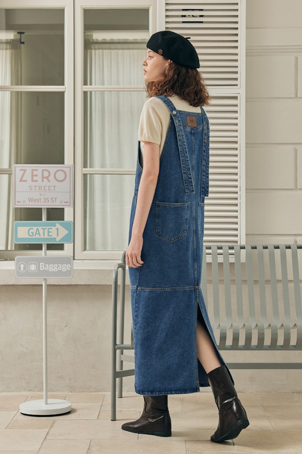 [2TYPE] 오버롤 데님 원피스는 캐주얼한 스타일의 여성 의류입니다. 블루 컬러의 무지 데님 소재로 제작되었으며, 봄, 가을에 착용하기 좋습니다. 민소매 디자인에 스퀘어넥이 돋보이며, 루즈핏과 A라인 치마 타입으로 편안한 착용감을 선사합니다. 오버롤 스타일과 포켓 디테일이 더해져 산책룩으로 활용하기 좋으며, 두꺼운 두께감과 뻣뻣한 촉감이 특징입니다.
