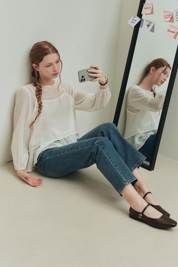 인디고 컬러의 여성용 스트레이트 워싱 데님 팬츠입니다. 면과 스판덱스 혼방 소재로 제작되어 편안한 착용감과 신축성을 제공하며, 봄, 가을에 적합합니다. 자연스러운 워싱 효과와 허리라인 브러쉬 디테일이 빈티지하면서도 베이직한 스타일을 연출합니다. 데이트룩, 쇼핑룩 등 다양한 TPO에 활용 가능하며, 캐주얼, 클래식, 미니멀 스타일을 즐기는 분들께 추천합니다. 인디고 염료 특성상 이염 가능성이 있으니, 주의하여 착용하십시오.
