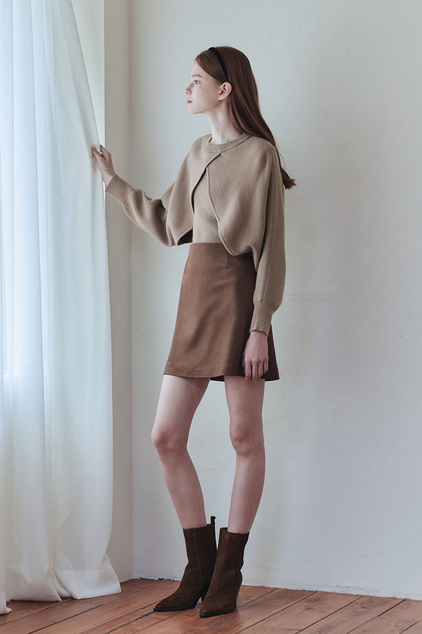 엠버 스웨이드 미니 스커트 / 브라운은 여성스러운 실루엣을 연출하는 미니스커트입니다. 부드러운 스웨이드 소재에 중간 두께감으로 봄, 가을 시즌에 적합하며, A라인 핏이 다리 라인을 더욱 돋보이게 합니다. 허리선은 중간으로 디자인되었으며, 사이드 지퍼 디테일로 편안하게 착용할 수 있습니다. 미니멀하고 클래식한 스타일로 데이트룩, 모임룩, 카페룩 등 다양한 TPO에 활용 가능하며, 비슷한 색상의 자켓과 함께 세련된 셋업 스타일을 연출할 수 있습니다.
