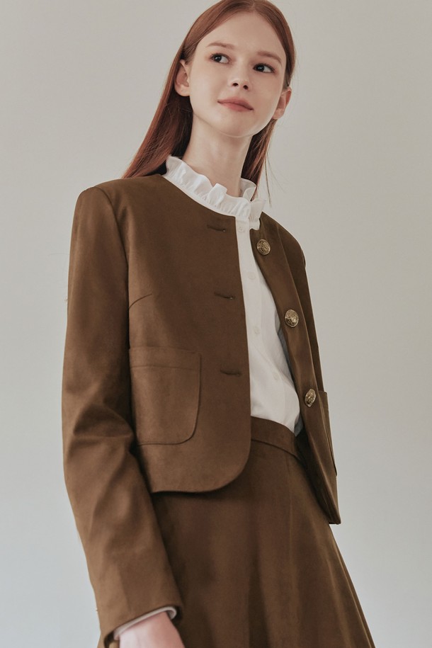 **에스닉 프릴 블라우스 / 아이보리**

아이보리 컬러의 에스닉 프릴 블라우스입니다. 부드러운 레이온과 나일론 혼방 소재로 제작되어 편안한 착용감을 선사합니다. 라운드넥에 긴 소매, 루즈핏 디자인으로 우아하고 여성스러운 실루엣을 연출합니다. 보헤미안 무드의 프릴 디테일과 백라인, 숄더라인의 장식적 디테일이 특징이며, 봄, 가을 계절에 단독 또는 겨울철 이너로 활용 가능합니다. 데이트룩, 카페룩, 모임룩 등 다양한 TPO에 에스닉, 클래식, 로맨틱 스타일로 연출해보세요.
