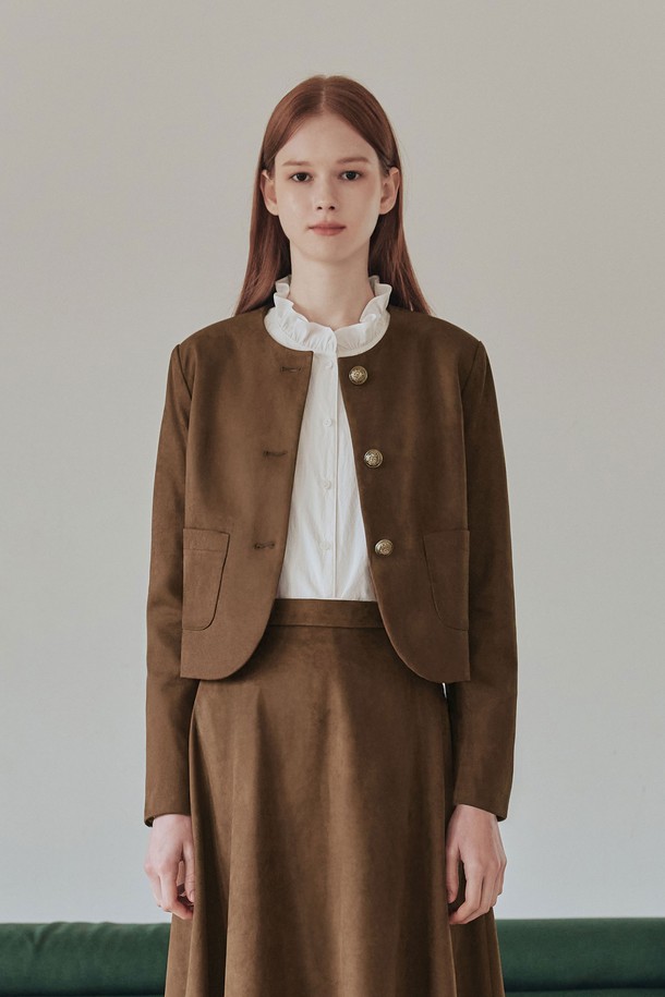 엠버 스웨이드 재킷 / 브라운은 여성스러운 분위기를 연출하는 아우터입니다. 부드러운 촉감의 스웨이드 소재와 은은한 광택이 고급스러운 느낌을 주며, 레귤러핏으로 제작되어 편안하게 착용할 수 있습니다. 라운드 넥 디자인에 골드톤 버튼과 곡선 밑단 디테일이 더해져 클래식하면서도 미니멀한 스타일을 완성합니다. 봄, 가을 시즌 데이트룩, 오피스룩, 모임룩 등 다양한 TPO에 활용 가능하며, 깔끔한 실루엣과 안감 처리로 높은 완성도를 자랑합니다.
