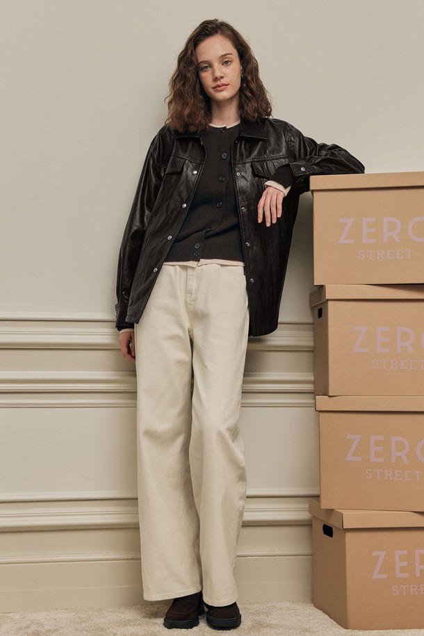 다크브라운 컬러의 벨티드 레더 재킷입니다. 봄, 가을 시즌에 어울리며, 일상에서 클래식하고 모던한 스타일을 연출할 수 있습니다. 릴랙스 핏으로 편안하게 착용 가능하며, 부드러운 촉감의 폴리우레탄, 면, 폴리에스테르 혼방 소재로 제작되었습니다. 버튼과 벨트 여밈 방식, 톤온톤 디자인이 특징이며, 탈부착 벨트와 사이드/백 슬릿 디테일이 돋보입니다. 데이트룩, 모임룩, 미니멀, 시크 스타일을 즐겨 입는 여성분들께 추천합니다.
