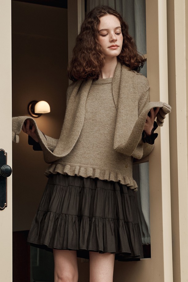 세피아 프릴 원피스 / 브라운은 로맨틱하고 페미닌한 무드를 연출하는 여성스러운 원피스입니다. 봄, 가을에 어울리는 긴 소매 디자인과 라운드넥으로 부드러운 분위기를 더했습니다. A라인 핏과 티어드 디테일, 프릴/러플 장식으로 여성스러운 실루엣을 강조하며, 루즈핏으로 편안하게 착용할 수 있습니다. 데이트룩 또는 모임룩으로 활용하기 좋으며, 클래식한 스타일을 선호하는 분들께 추천합니다. 브라운 컬러의 무지 디자인으로 다양한 액세서리와 매치하여 다채로운 스타일링을 연출해보세요.
