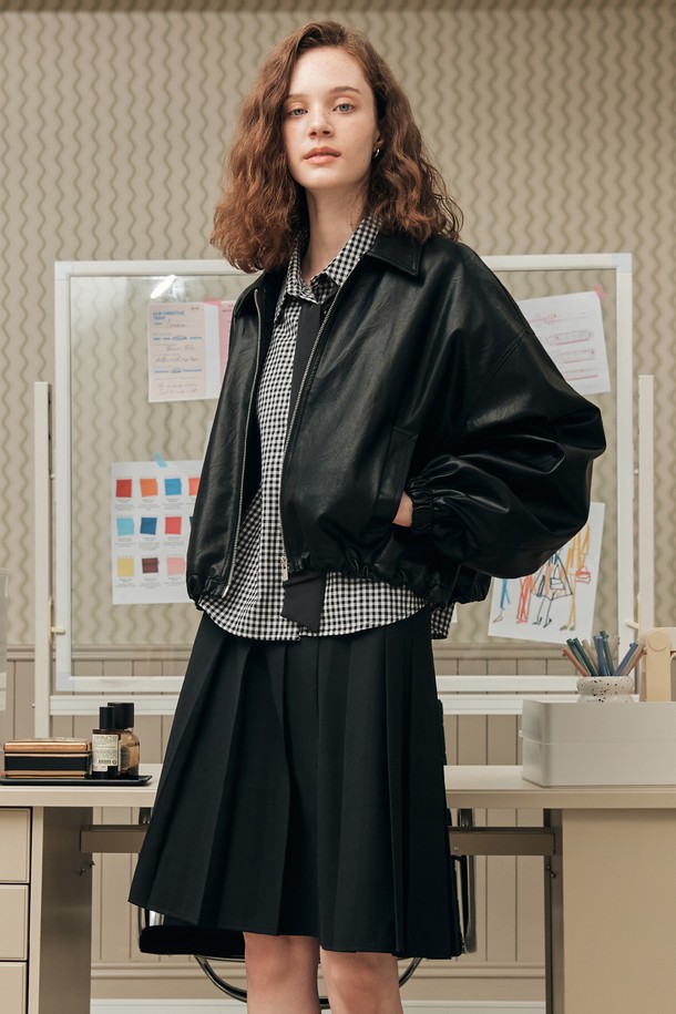 세련된 블랙 레더 블루종 재킷입니다. 부드러운 촉감의 폴리우레탄과 면 혼방 소재로 제작되어 편안한 착용감을 선사합니다. 캐주얼, 미니멀, 시크한 스타일을 연출하기 좋으며, 봄, 가을에 데일리룩 또는 가을 나들이룩으로 활용하기 좋습니다. 크롭 기장에 오버핏으로 트렌디함을 더했으며, 긴 소매와 집업 여밈 방식으로 간편하게 착용할 수 있습니다. 소매 패딩, 밑단 스트링, 안감 디테일로 보온성과 디자인을 모두 갖춘 여성 블루종입니다.
