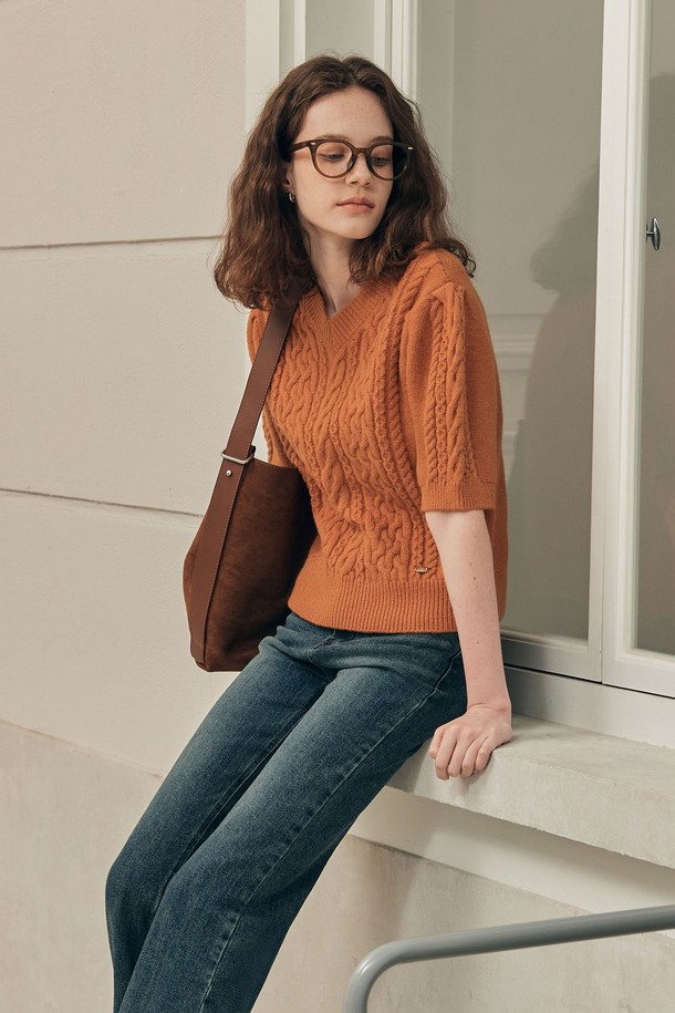 세련된 브이넥 디자인과 트위스트 패턴이 돋보이는 여성 반팔 니트입니다. 브릭 오렌지 컬러가 피부톤을 화사하게 밝혀주며, 봄, 여름 계절에 시원하게 착용할 수 있습니다. 슬림핏으로 여성스러운 실루엣을 연출하며, 캐주얼, 미니멀 스타일을 즐겨 입는 분들께 적합합니다. 오피스룩, 여행룩 등 다양한 TPO에 활용 가능하며, 립 구조와 제로 로고 펜던트 디테일로 포인트를 더했습니다. 폴리에스테르, 아크릴, 나일론, 울, 캐시미어 혼방 소재로 제작되어 부드러운 촉감과 신축성을 제공하고 비침 걱정 없이 편안하게 착용할 수 있습니다.
