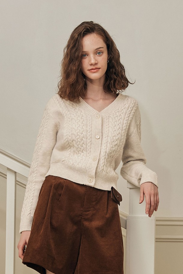 **브이넥 트위스트 가디건 / 오트밀**

부드러운 촉감의 브이넥 트위스트 가디건입니다. 은은한 오트밀 컬러로, 봄, 가을, 겨울 계절에 활용하기 좋습니다. 케이블 및 트위스트 패턴이 돋보이며, 레귤러 핏과 긴 소매 기장으로 편안하게 착용 가능합니다. 데이트룩, 카페룩, 겨울 데일리룩 등 다양한 TPO에 클래식, 미니멀, 캐주얼 스타일로 연출해보세요. 트위스트 텍스처 디테일, 톤온톤 버튼, 넓은 밑단, 립 구조, 매트 제로 로고 펜던트가 특징입니다.
