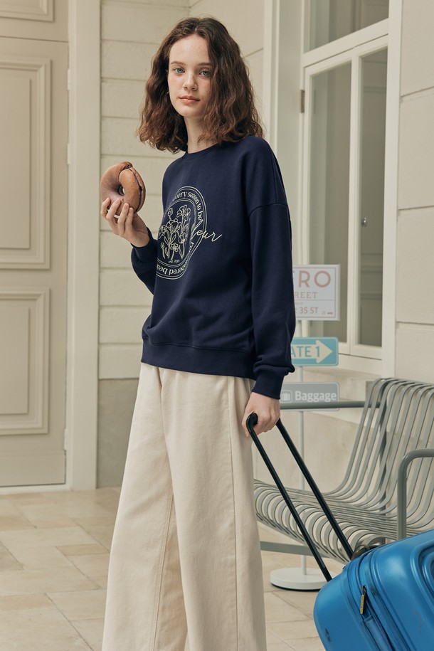 부드러운 촉감의 5수 코튼 원단으로 제작된 코튼 와이드 데님 팬츠 / 크림입니다. 깔끔한 실루엣과 와이드 핏으로 편안하면서도 세련된 스타일을 연출합니다. 4계절 내내 활용 가능한 두께감으로, 일상 및 오피스룩에 모두 잘 어울립니다. 가죽 패치 디테일이 돋보이며, 신축성 있는 텍스처로 활동성을 높였습니다. 베이직하고 캐주얼한 무드의 데님 팬츠로, 미니멀, 클래식 스타일을 즐겨 입는 여성분들께 추천합니다.
