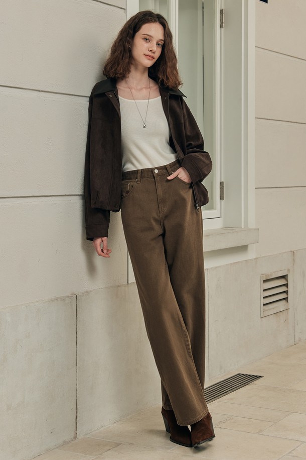 세미 와이드 핏의 브라운 데님 팬츠입니다. 부드러운 촉감의 면 소재로 제작되어 편안한 착용감을 선사하며, 봄, 가을에 활용하기 좋습니다. 베이직하고 캐주얼한 스타일로, 일상 및 오피스룩에 모두 잘 어울립니다. 바이오 워싱 가공과 가죽 패치 디테일, 프리미엄 브라운 코튼 마감으로 고급스러움을 더했습니다. 긴 기장의 무지 디자인으로 다양한 상의와 매치하여 클래식, 미니멀, 캐주얼 스타일을 연출할 수 있습니다.
