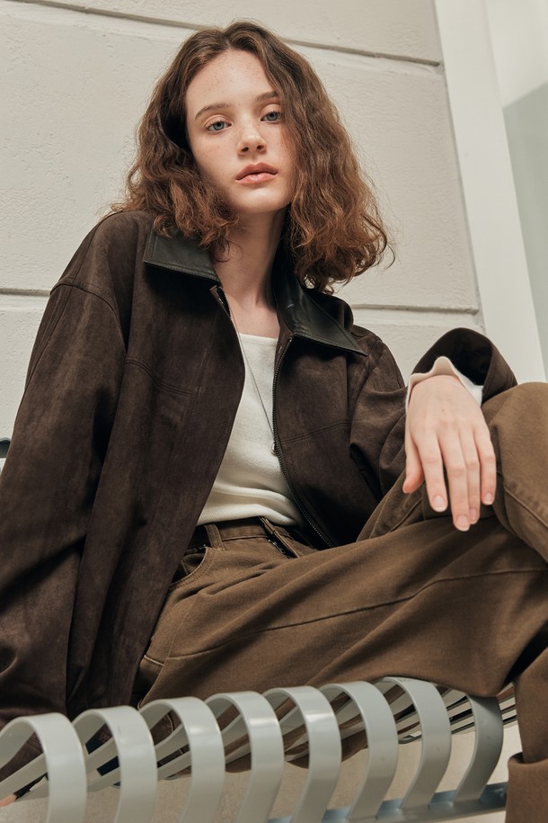 모카 브라운 컬러의 레더 카라 스웨이드 점퍼입니다. 부드러운 스웨이드 소재와 레더 디테일이 고급스러운 분위기를 자아내며, 가을과 겨울에 따뜻하게 착용하기 좋습니다. 카라 디자인과 레귤러핏으로 클래식하면서도 베이직한 스타일을 연출합니다. 데이트룩, 출근룩, 모임룩 등 다양한 TPO에 활용할 수 있으며, 미니멀, 시크 스타일을 즐겨 입는 여성분들께 추천합니다. 집업 방식으로 간편하게 착용 가능하며, 긴 소매 기장과 두꺼운 두께감으로 보온성을 높였습니다.
