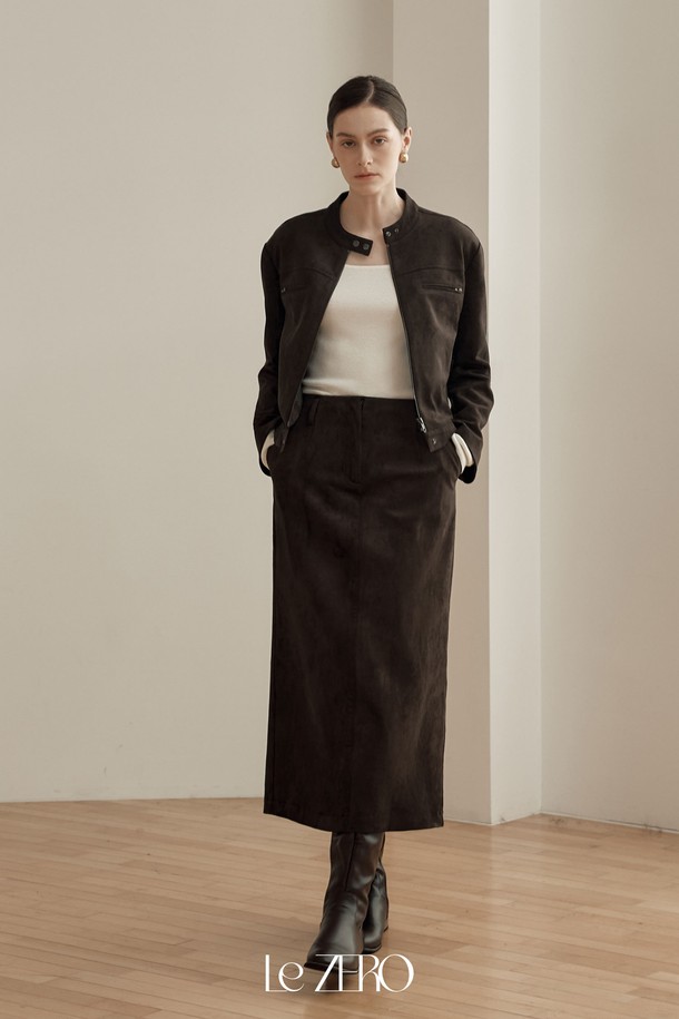 **르제로 스웨이드 집업 재킷 / 다크 브라운**

부드러운 촉감의 스웨이드 소재로 제작된 르제로 집업 재킷입니다. 미니멀하고 모던한 디자인에 다크 브라운 컬러가 더해져 세련된 분위기를 연출합니다. 가을, 겨울 시즌에 어울리는 두꺼운 두께감으로 따뜻하게 착용할 수 있으며, 레귤러 핏으로 편안한 착용감을 선사합니다. 출근룩, 모임룩, 데이트룩 등 다양한 TPO에 활용 가능하며 미니멀, 클래식, 시크 스타일을 즐기는 여성분들께 추천합니다. 스탠드 칼라와 집업 여밈 방식으로 깔끔한 스타일을 완성해보세요.
