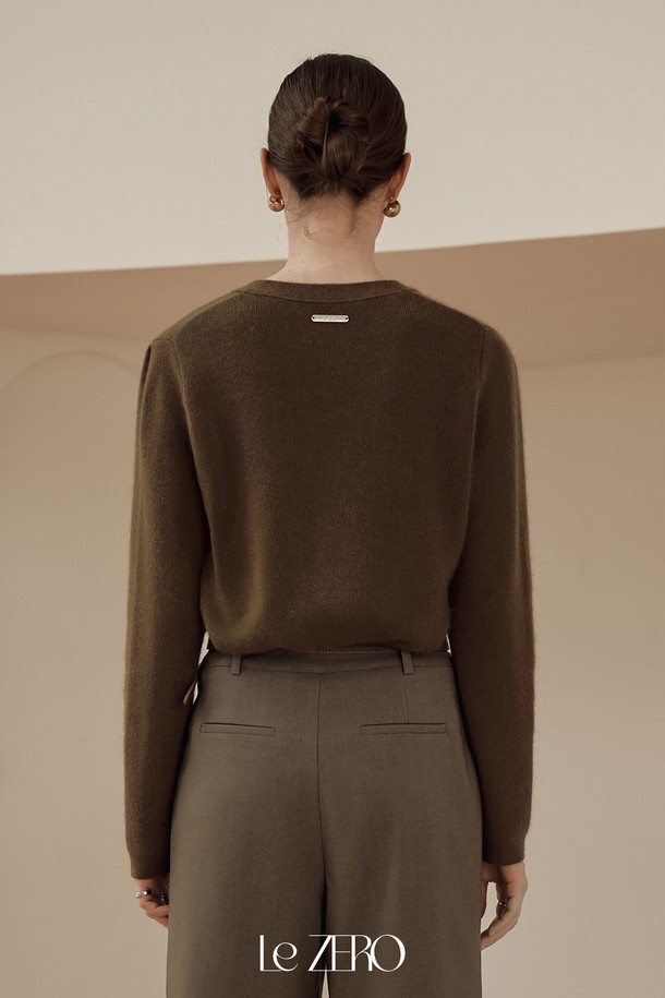 르제로 라인 포인트 울 가디건 / 브라운은 가을과 겨울, 출근룩과 모임룩에 모두 잘 어울리는 여성용 가디건입니다. 부드러운 촉감의 울 소재로 제작되어 포근하고 따뜻하며, 레귤러 핏에 라운드넥 디자인으로 편안한 착용감을 선사합니다. 미니멀하고 베이직한 스타일로, 다양한 룩에 활용하기 좋으며, 버튼 디테일이 포인트로 더해져 세련된 느낌을 줍니다. 두꺼운 두께감으로 보온성을 높였으며, 클래식, 미니멀, 캐주얼 등 폭넓은 스타일을 소화할 수 있습니다.
