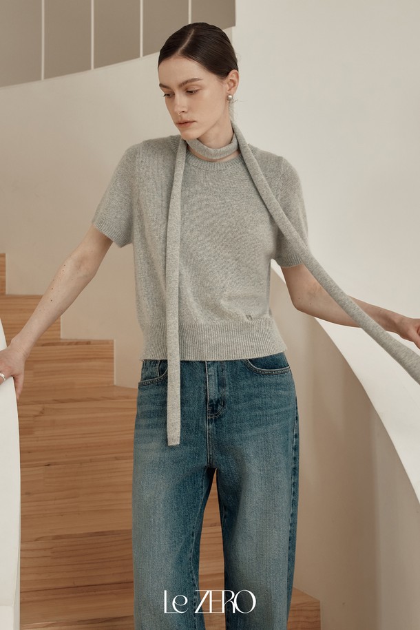 [2컬러] 르제로 반팔 앙고라 머플러 세트는 부드러운 앙고라 소재로 제작되어 봄, 가을에 착용하기 좋은 여성 상의입니다. 레귤러핏 라운드넥 디자인에 반소매 기장으로, 미니멀하고 베이직한 스타일을 연출합니다. 그레이 컬러의 무지 패턴으로 다양한 하의와 매치하기 용이하며, 출근룩과 모임룩에 모두 잘 어울립니다. 머플러 세트로 구성되어 있어 더욱 세련된 코디를 완성할 수 있습니다. 얇은 두께감과 부드러운 촉감으로 편안하게 착용 가능합니다.
