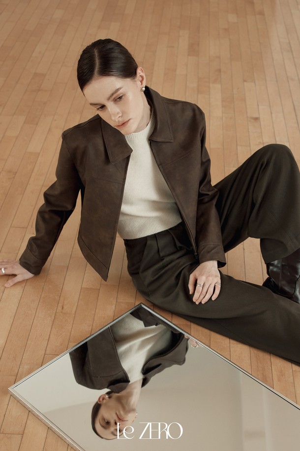 [2컬러] 르제로 반팔 앙고라 머플러 세트는 부드러운 앙고라 소재로 제작되어 봄, 가을 간절기에 활용하기 좋은 여성용 니트/스웨터입니다. 아이보리와 블랙 두 가지 색상으로 제공되며, 미니멀하고 베이직한 스타일을 연출하기 좋습니다. 라운드넥 디자인에 레귤러핏으로 편안하게 착용 가능하며, 반소매 기장으로 답답함 없이 활동할 수 있습니다. 상의와 함께 머플러가 세트로 구성되어 있어 더욱 실용적입니다.
