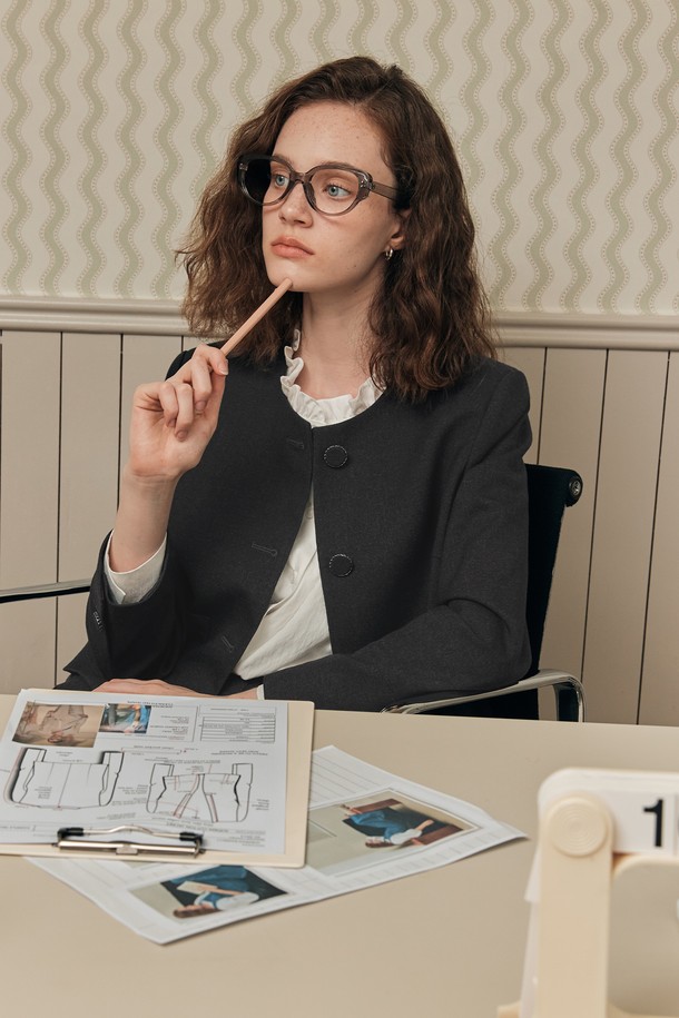 체르니 라운드 넥 재킷 / 차콜은 클래식하고 미니멀한 스타일을 추구하는 여성분들을 위한 아우터입니다. 봄, 가을 시즌에 적합하며, 오피스룩, 출근룩, 모임룩 등 다양한 TPO에 활용할 수 있습니다. 차콜 색상의 무지 디자인에 라운드넥 디테일이 돋보이며, 레귤러핏과 싱글버튼 여밈으로 모던한 실루엣을 연출합니다. 두꺼운 울 소재로 제작되어 뻣뻣한 촉감을 주며, 긴 소매 기장과 레귤러 기장으로 안정적인 착용감을 선사합니다.
