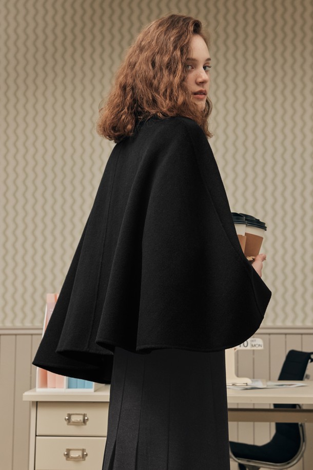 핸드메이드 케이프 코트 / 블랙은 여성 고객을 위한 아우터입니다. 울 소재로 제작되어 가을, 겨울 시즌에 두껍고 따뜻하게 착용할 수 있습니다. 롱 기장의 루즈핏으로 클래식하고 엘레강스한 스타일을 연출하며, 오픈 형태로 편안하게 착용 가능합니다. 무지 패턴의 블랙 컬러는 다양한 TPO(모임룩, 출근룩, 데이트룩)에 매치하기 좋으며, 미니멀, 시크 스타일을 선호하는 고객에게 추천합니다. 핸드메이드 케이프 코트는 고급스러운 분위기를 더합니다.
