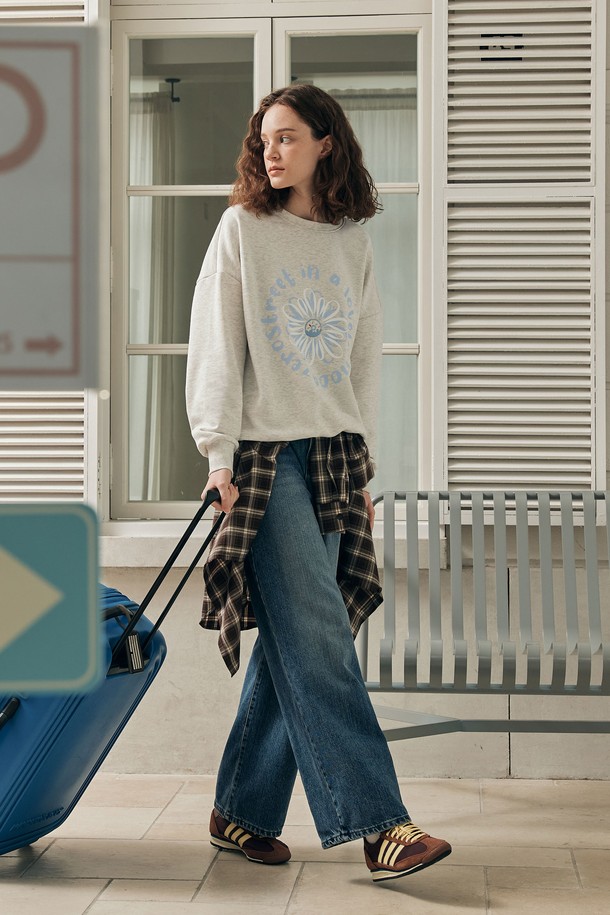 인디고 컬러의 워싱 와이드 데님 팬츠는 캐주얼하고 베이직한 스타일을 연출하기에 좋습니다. 봄, 가을 시즌에 적합하며, 뻣뻣한 촉감의 데님 소재로 제작되어 튼튼한 내구성을 자랑합니다. 와이드핏으로 편안한 착용감을 선사하며, 워싱 가공을 통해 자연스러운 무드를 더했습니다. 일상복으로 활용하기 좋은 여성 데님 팬츠입니다.
