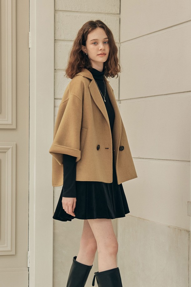 토피 플리츠 스커트 / 블랙은 여성분들을 위한 베이직 스타일의 플리츠 스커트입니다. 봄, 가을에 어울리는 얇고 부드러운 폴리에스터 소재로 제작되어 편안한 착용감을 선사합니다. 미니 기장으로 경쾌한 느낌을 주며, 레귤러핏으로 누구나 부담 없이 즐겨 입을 수 있습니다. 데이트룩, 모임룩 등 다양한 TPO에 활용 가능하며, 미니멀, 클래식, 캐주얼 스타일에 모두 잘 어울립니다.
