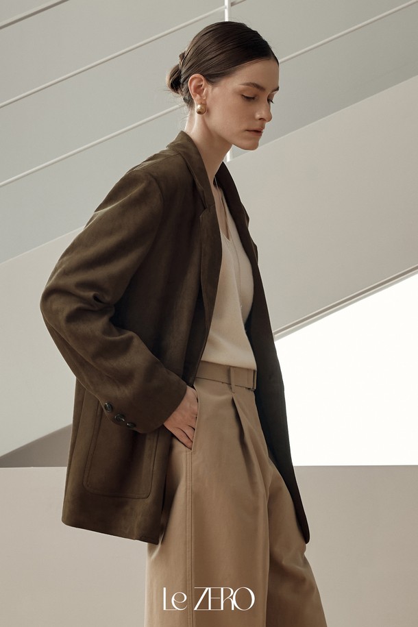르제로 오버핏 스웨이드 재킷 / 브라운은 미니멀하고 베이직한 스타일을 추구하는 여성 고객을 위한 아우터입니다. 부드러운 스웨이드 소재로 제작되어 봄, 가을에 착용하기 좋으며, 얇은 두께감으로 편안한 착용감을 선사합니다. 테일러드 코트 타입에 숄더 패드가 더해져 세련된 실루엣을 연출하며, 싱글 버튼 여밈 방식으로 깔끔하게 마무리되었습니다. 오버핏 디자인으로 트렌디함을 더했으며, 긴 소매 기장과 브라운 컬러가 다양한 룩에 활용도를 높입니다.
