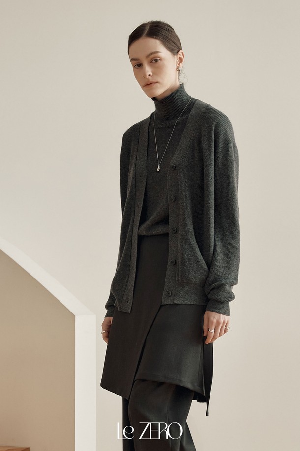 르제로 소프트 캐시미어 가디건 & 숄 세트 (그레이)는 부드러운 촉감의 캐시미어 소재로 제작되어 가을과 겨울에 따뜻하게 착용할 수 있습니다. 미니멀하고 엘레강스한 스타일의 이 가디건은 루즈핏으로 편안함을 선사하며, 싱글 버튼 여밈으로 깔끔한 실루엣을 연출합니다. 데이트룩, 모임룩, 출근룩 등 다양한 TPO에 활용 가능하며, 클래식, 미니멀, 시크 스타일을 즐겨 입는 여성분들에게 추천합니다. 함께 구성된 숄은 더욱 풍성하고 고급스러운 분위기를 더해줍니다.
