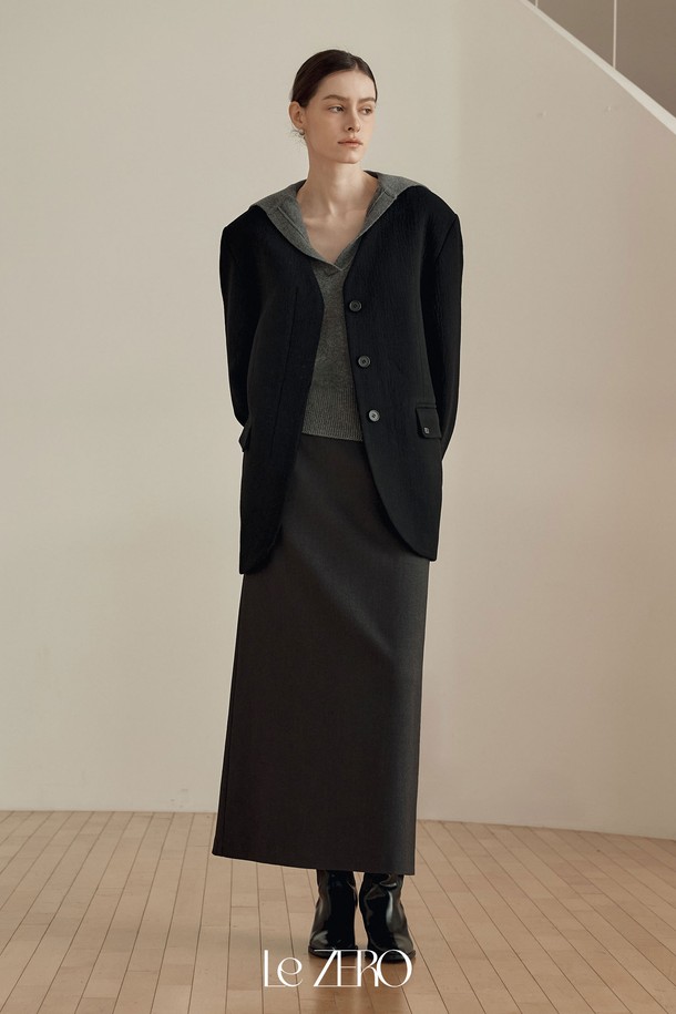 르제로 노(NO)카라 울 하프 코트 / 블랙은 미니멀하고 모던한 스타일을 추구하는 여성에게 적합한 아우터입니다. 부드러운 촉감의 울 소재와 두꺼운 두께감으로 가을, 겨울 시즌에 따뜻하게 착용할 수 있습니다. 심플한 디자인과 미니멀한 실루엣이 특징이며, 오버핏으로 편안한 착용감을 선사합니다. 출근룩, 오피스룩, 모임룩 등 다양한 TPO에 활용 가능하며, 클래식하고 시크한 스타일을 연출하기 좋습니다. 싱글 버튼 여밈 방식과 긴 소매 기장, 노(NO)카라 디자인이 세련된 느낌을 더합니다.
