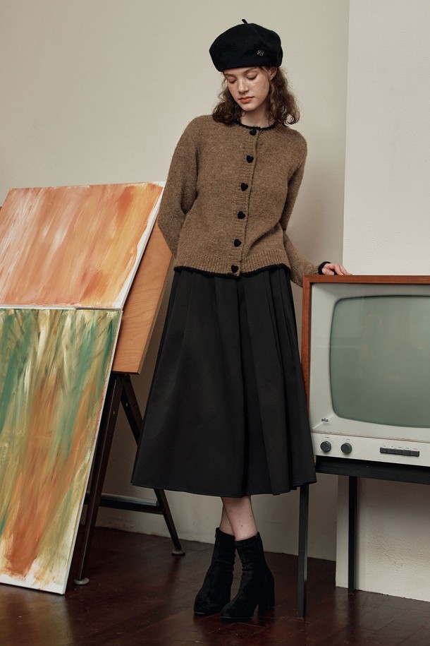 **[2컬러] 하트 버튼 라인 가디건**

부드러운 촉감의 울 혼방 소재로 제작되어 가을, 겨울 시즌 따뜻하게 착용 가능한 여성 가디건입니다. 라운드넥 디자인에, 넥라인과 밑단 배색으로 포인트를 주어 세련된 느낌을 더했습니다. 레귤러핏으로 편안하게 착용 가능하며, 하트 모양 버튼 디테일이 로맨틱한 분위기를 연출합니다. 데이트룩, 모임룩 등 다양한 TPO에 활용 가능한 베이직하고 우아한 스타일의 니트 가디건입니다. 그레이, 브라운 두 가지 컬러로 만나보세요. 긴 소매 기장으로 간절기부터 한겨울까지 따뜻하게 착용할 수 있습니다.
