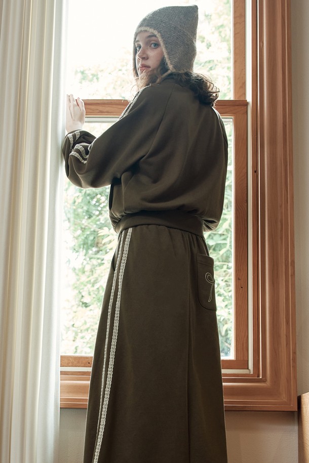 브라운 컬러의 레이스 리본 트레이닝 스커트입니다. 면 소재로 제작되어 부드러운 촉감을 선사하며, 봄, 가을에 착용하기 좋습니다. 허리 밴딩 처리로 편안하게 활동할 수 있으며, 캐주얼하고 스포티한 스타일을 연출합니다. H라인 일자핏으로, 레이스 디테일과 리본 장식이 여성스러운 포인트를 더합니다. 일상생활과 가벼운 스포츠 활동 모두에 활용 가능한 실용적인 아이템입니다.
