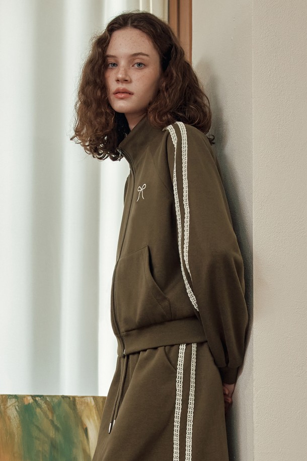 브라운 컬러의 레이스 리본 집업입니다. 가을, 겨울 시즌에 어울리는 두꺼운 두께감으로 따뜻하게 착용할 수 있습니다. 캐주얼, 걸리시, 클래식 스타일을 모두 아우르며, 데이트룩 연출에도 좋습니다. 레귤러핏에 긴 소매 기장, 리본 디테일이 돋보이는 디자인으로 여성스러운 분위기를 더합니다. 집업 스타일로 편안하게 착용 가능하며, 레이스 패턴이 포인트입니다.
