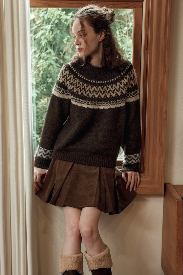 따뜻한 겨울을 위한 [2컬러] 노르딕 울 스웨터입니다. 브라운과 베이지 두 가지 색상으로 출시되어, 어떤 스타일에도 쉽게 매치할 수 있습니다. 부드러운 울 소재로 제작되어 뛰어난 촉감을 자랑하며, 라운드 넥과 레귤러핏 디자인으로 편안한 착용감을 선사합니다. 클래식하고 베이직한 무드의 노르딕 패턴이 돋보이며, 출근룩이나 모임룩 등 다양한 TPO에 활용 가능합니다. 가을, 겨울 시즌에 따뜻하고 스타일리시하게 연출해 보세요.
