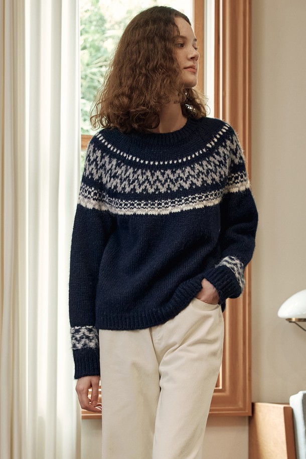 **[2컬러] 노르딕 울 스웨터**

따뜻하고 포근한 겨울을 위한 여성용 노르딕 울 스웨터입니다. 네이비와 아이보리 두 가지 색상으로 출시되어, 베이직하면서도 캐주얼한 스타일을 연출합니다. 부드러운 울 소재로 제작되어 뛰어난 촉감을 자랑하며, 두꺼운 두께감으로 추운 날씨에도 따뜻하게 착용할 수 있습니다. 레귤러핏 라운드넥 디자인에 긴 소매 기장으로, 다양한 하의와 매치하여 스타일리시한 겨울 코디를 완성해보세요. 겨울 시즌, 노르딕 패턴이 돋보이는 이 스웨터는 캐주얼, 클래식, 미니멀 스타일을 즐겨 입는 분들께 추천합니다.
