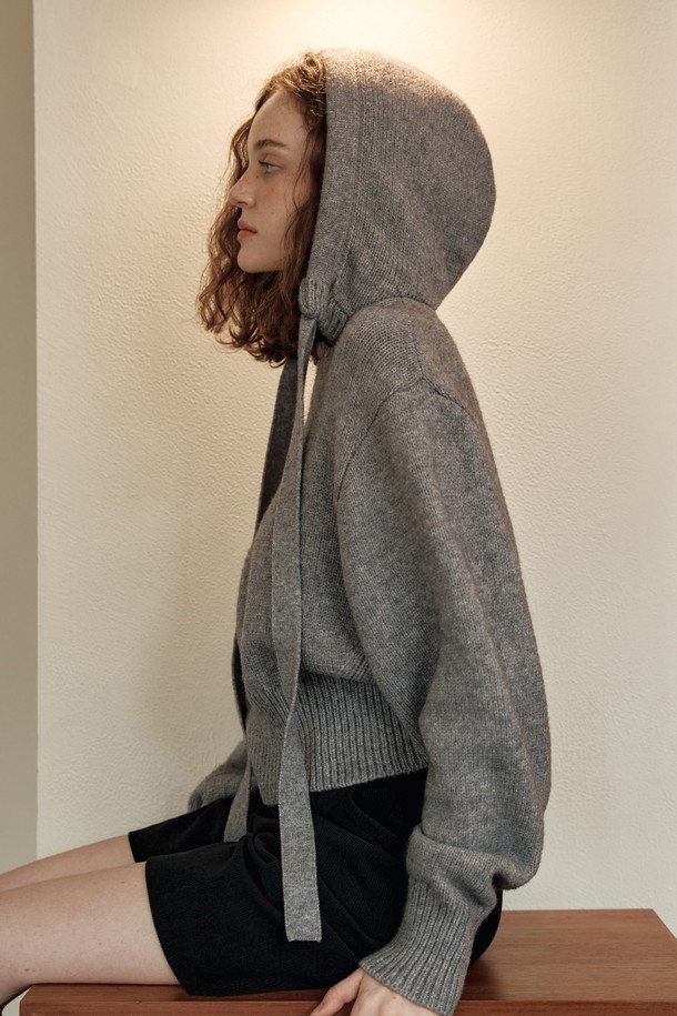 유니 후드 스웨터는 부드러운 울 소재로 제작되어 가을과 겨울에 따뜻하게 착용하기 좋은 여성용 스웨터입니다. 캐주얼하고 베이직한 스타일로, 루즈핏 디자인과 긴 소매, 후드 네크라인이 편안함을 더합니다. 데일리룩은 물론, 출근룩으로도 활용하기 좋은 실용적인 아이템입니다. 그레이 컬러의 무지 디자인은 어떤 옷에도 잘 어울려 미니멀하고 클래식한 스타일을 연출합니다. 두꺼운 두께감으로 포근하게 감싸주어 추운 날씨에도 따뜻함을 유지해 줍니다.
