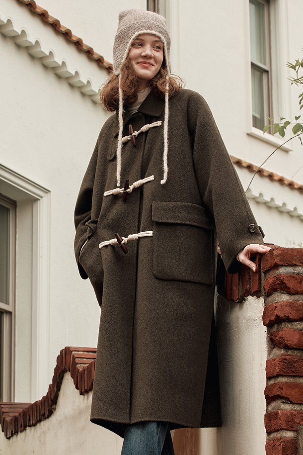 부드러운 캐시미어 소재의 모카브라운 컬러 여성 더플 코트입니다. 가을과 겨울에 어울리는 롱 기장과 레귤러핏으로, 클래식과 캐주얼 스타일을 모두 소화할 수 있습니다. 토글 버튼 디테일이 돋보이며, 출근룩과 모임룩에 모두 잘 어울립니다. 미니멀한 디자인으로 다양한 스타일 연출이 가능합니다. 따뜻함과 스타일을 동시에 잡을 수 있는 아이템입니다.
