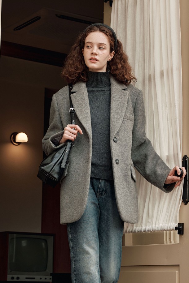 세련된 무드의 여성 울 블레이저 코트입니다. 부드러운 촉감의 울 소재로 제작되어 가을, 겨울 시즌에 따뜻하게 착용할 수 있습니다. 클래식하고 미니멀한 디자인에 레귤러 핏, 싱글 버튼 여밈, 테일러드 칼라 디테일로 세련된 실루엣을 연출합니다. 오피스룩, 출근룩, 비즈니스 캐주얼 등 다양한 TPO에 활용 가능한 활용도 높은 아이템입니다. 그레이 컬러의 무지 디자인으로 시크한 스타일을 완성해보세요.
