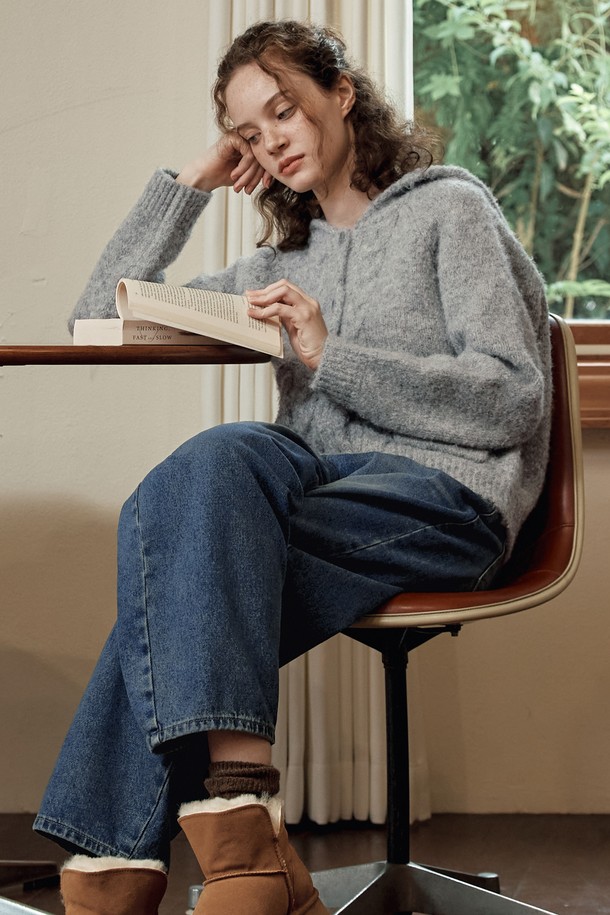 부드러운 울 소재의 스티치 포인트 가디건입니다. 베이직하고 캐주얼한 스타일로, 라운드넥과 긴 소매 기장이 특징입니다. 두꺼운 두께감으로 가을, 겨울철 따뜻하게 착용 가능하며, 레귤러 핏으로 편안하게 즐길 수 있습니다. 케이블 패턴과 스티치 디테일, 버튼 여밈, 포켓 디테일이 돋보이는 디자인으로, 출근룩이나 모임룩 등 다양한 TPO에 활용 가능합니다. 그레이 컬러로 클래식하고 미니멀한 무드를 연출해보세요.
